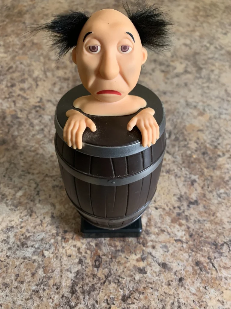 愁眉苦脸的大叔缩在黑色木桶里的状态