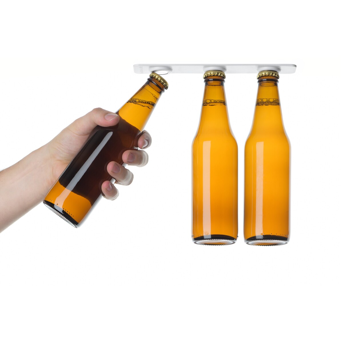 手把带金属瓶盖的饮料瓶吸到BottleLoft下方