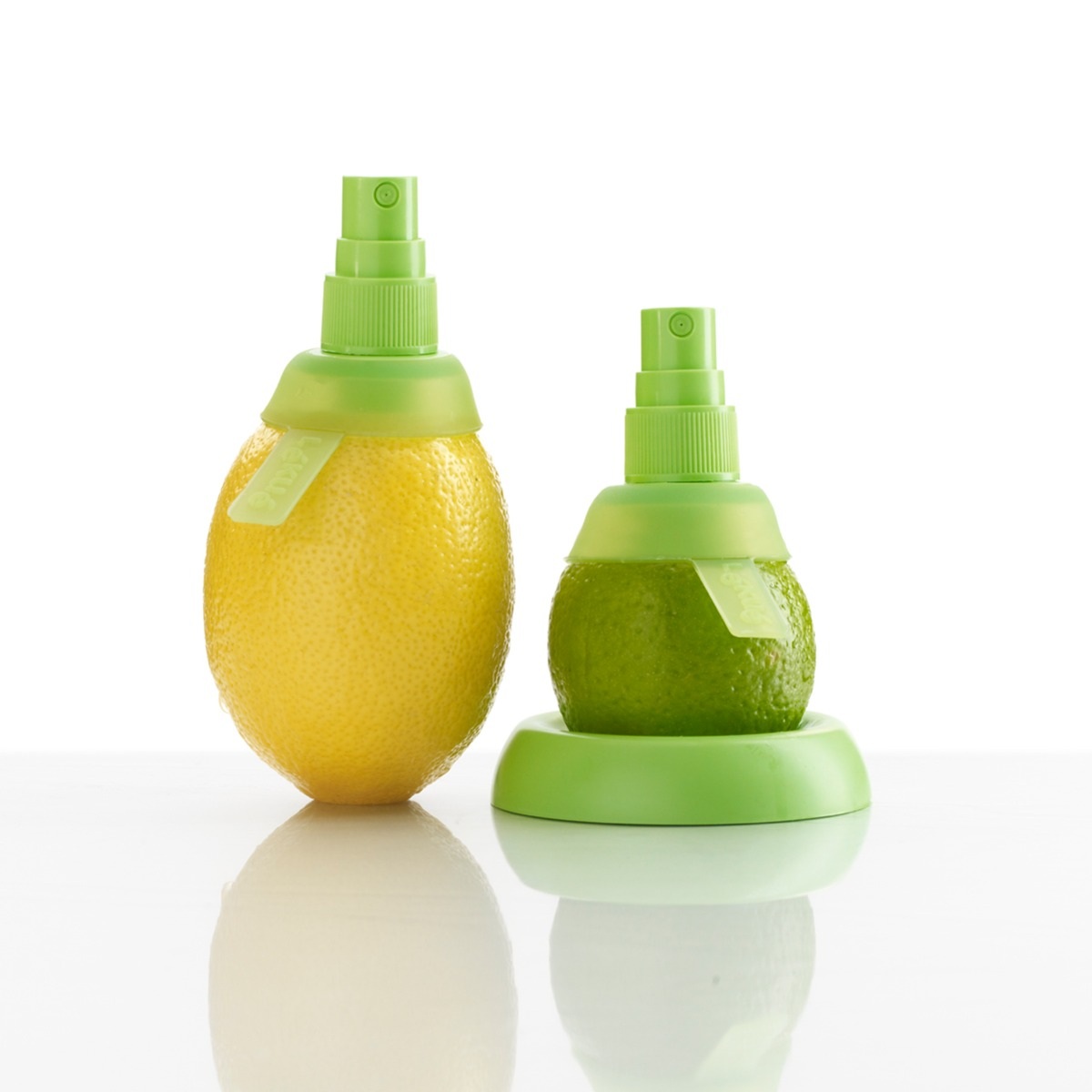 Lékué Citrus Spray分别安装在柠檬和青柠上