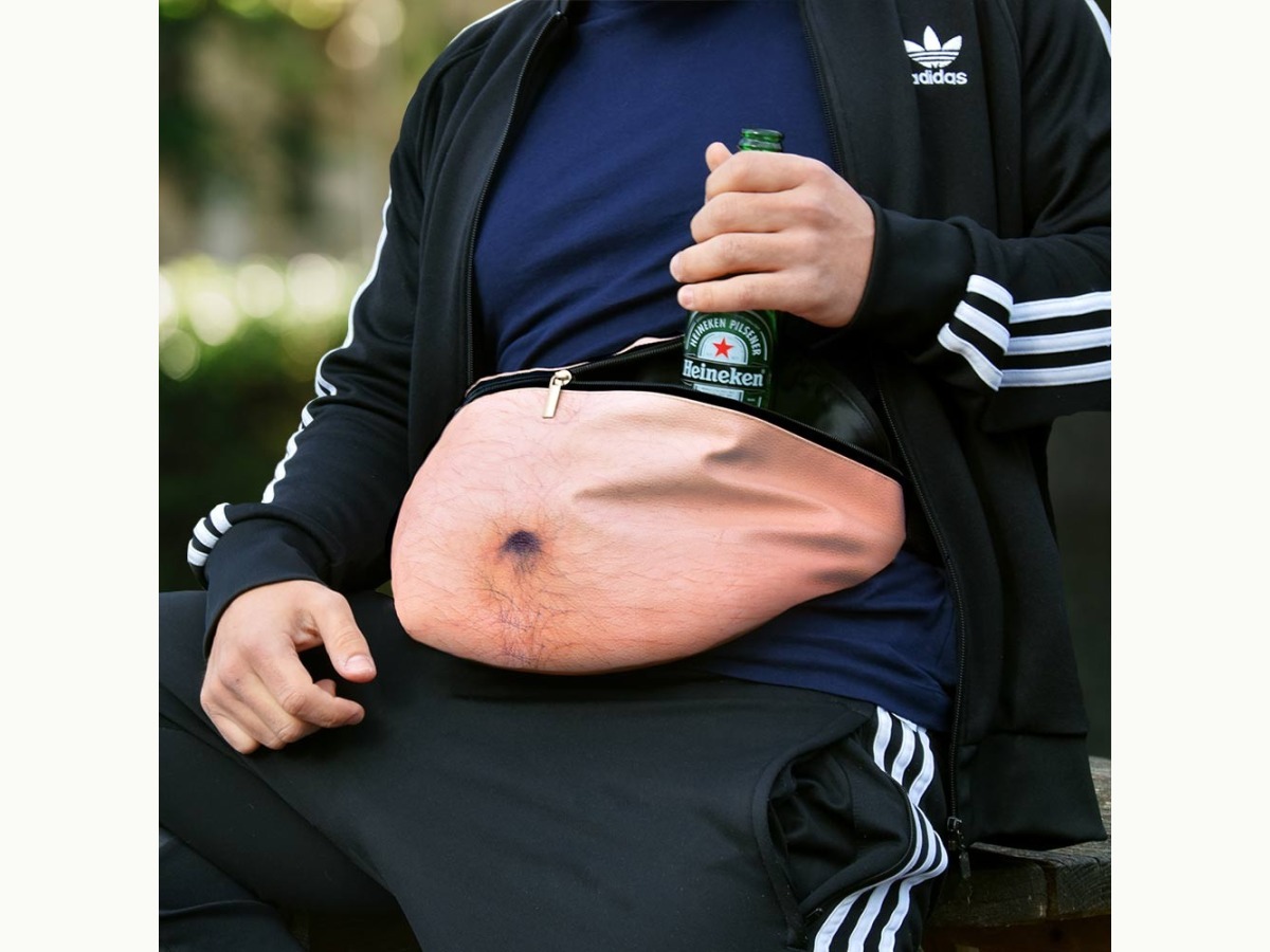 Beer Belly Bag拉开拉链放入啤酒的使用场景